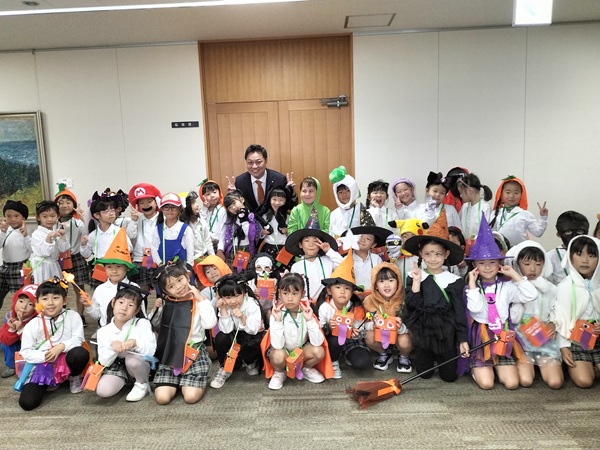 ハロウィン仮装で市役所へ